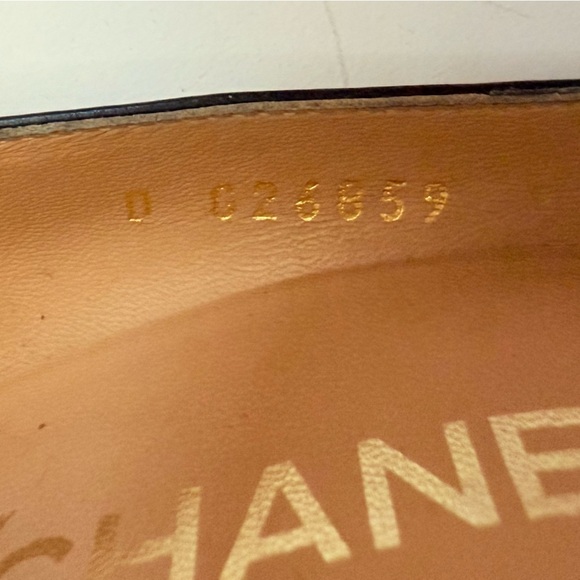 CHANEL Dark Navy Midnight Blue Vintage Leather CC cap-toe pumps EU 39.5 - Picture 6 of 10